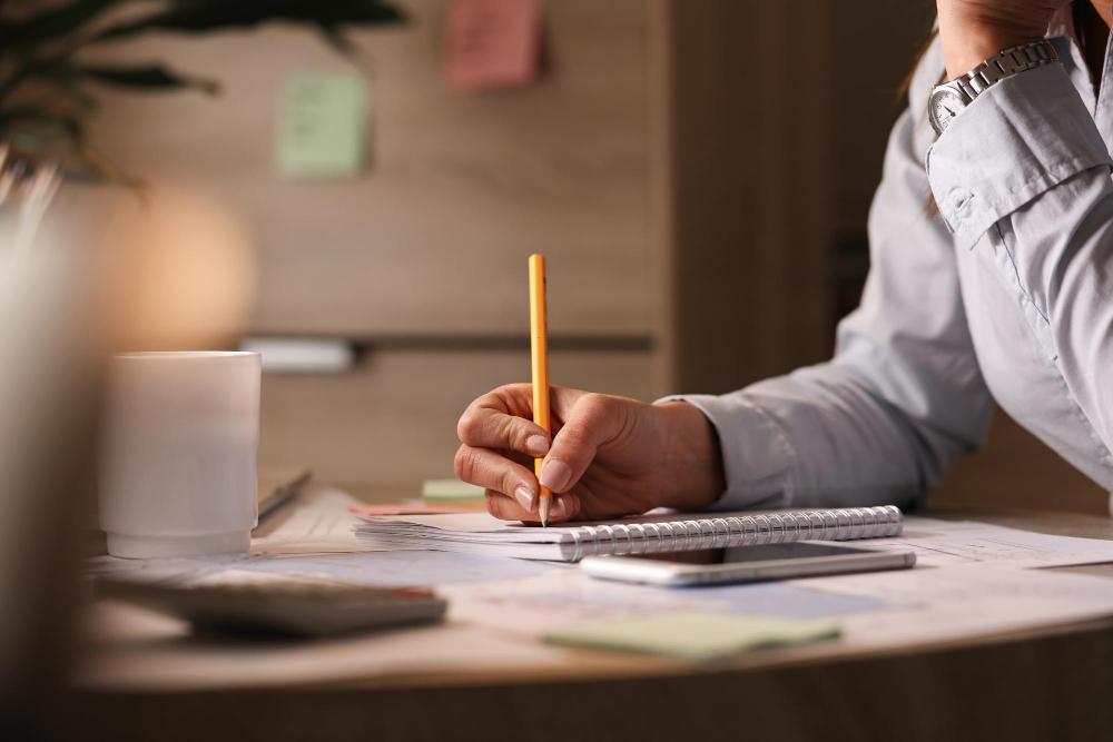 Imagem Ilustrativa Homem fazendo uma poupança - MCA Concursos: Cursos Forças Armadas e Prefeituras